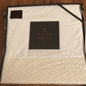 MANOR HOTEL
300tc Sateen Thames Duvet Set queen size